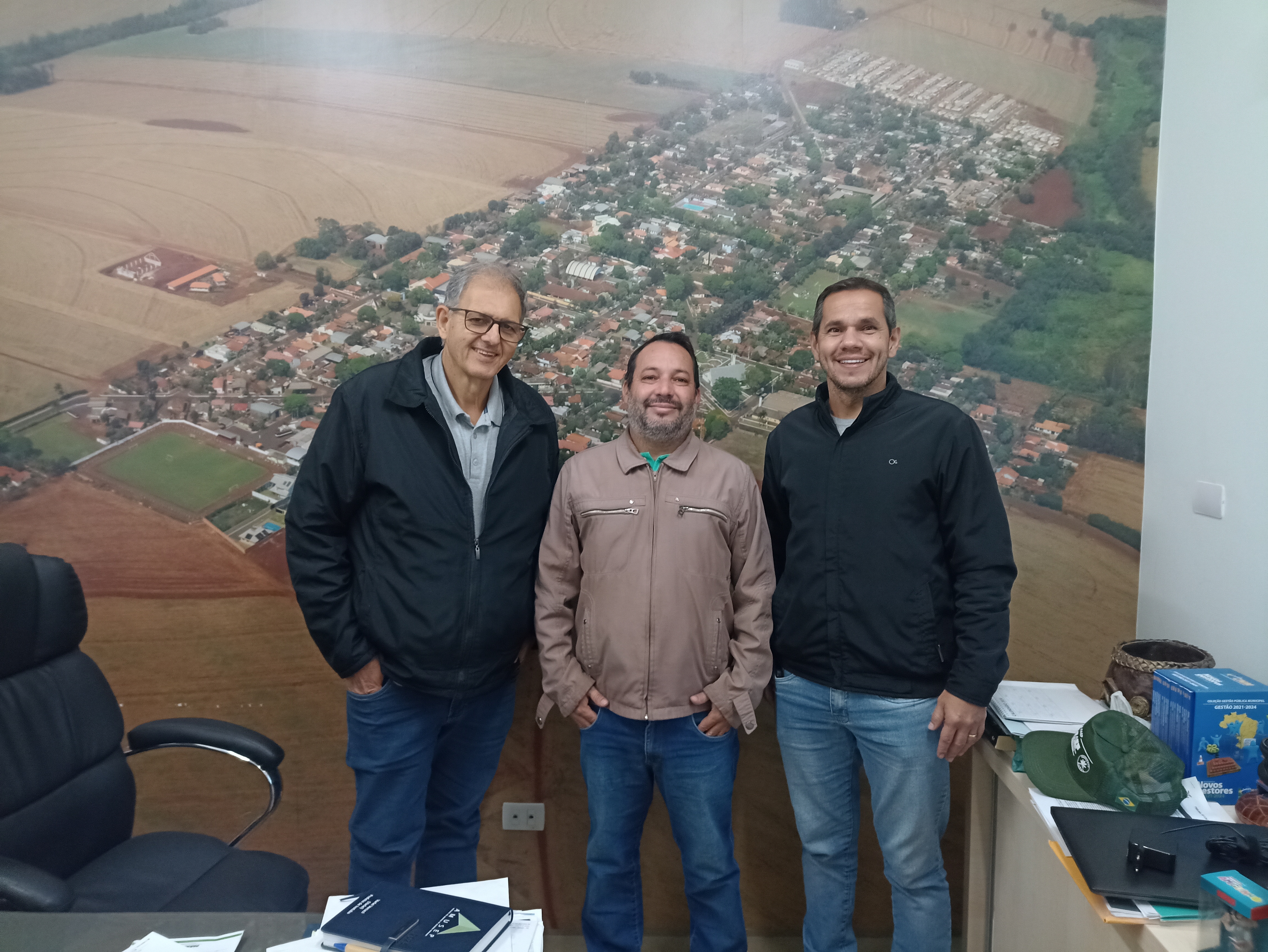 O radialista Márcio Peixoto esteve visitando os parceiros e amigos Varlei prefeito de Ivatuba e o Gean vice prefeito de Ivatuba, onde tiveram um conversa bacana e agradável e o nosso amigo Varlei concedeu uma entrevista que será exibida no programa Márcio Peixoto no rádio dessa segunda feira!