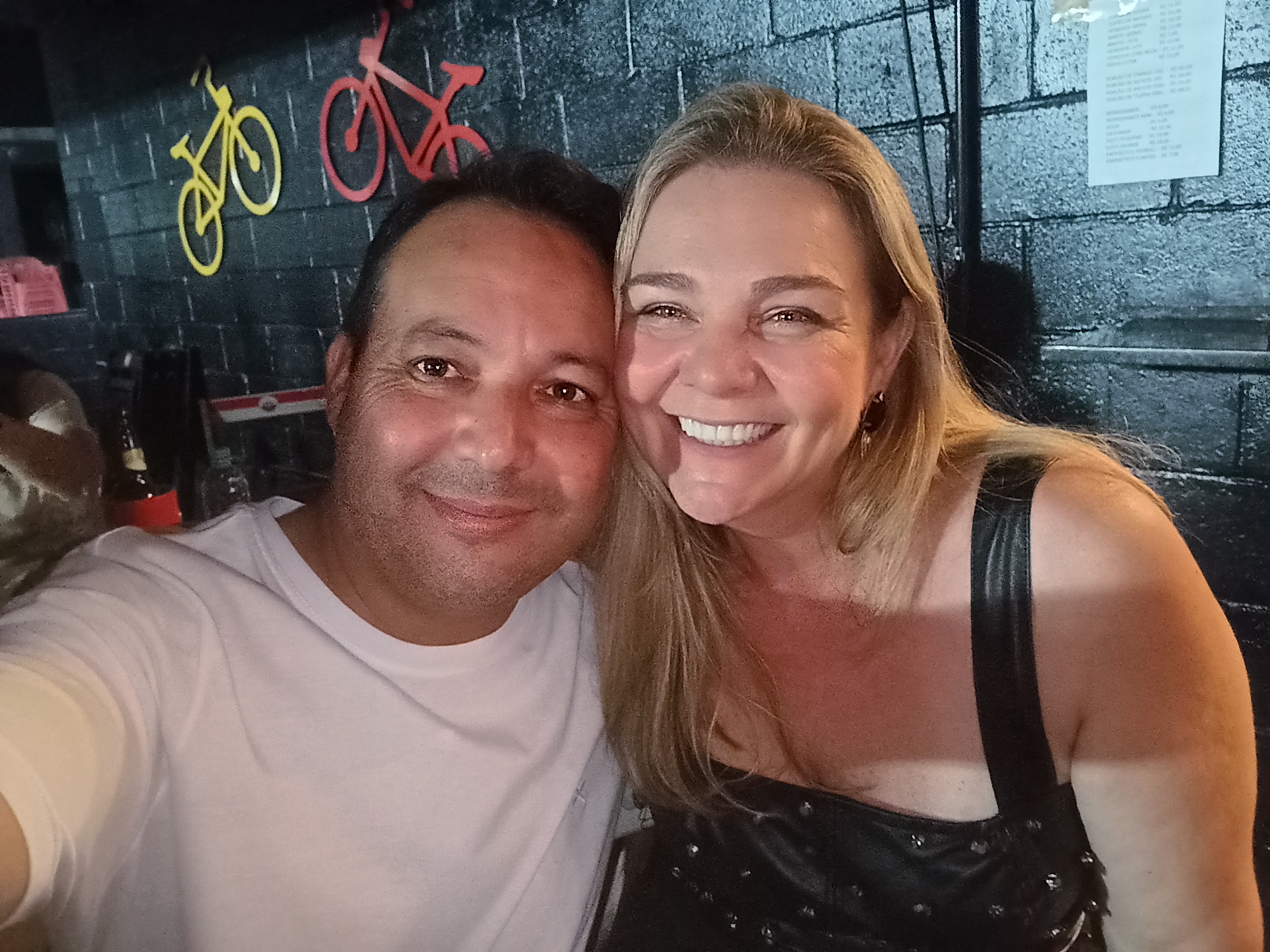 Sheila Gabarron professora e vereadora de Marialva esteve prestigiando o show do Deejay Espanha neste sábado na Nossa Arena de Marialva, o evento reuniu muita gente bonita e alegre que dançaram e se divertiram muito ao som de um repertório envolvente de grandes sucessos que marcaram os anos 80, 90 e 2000.