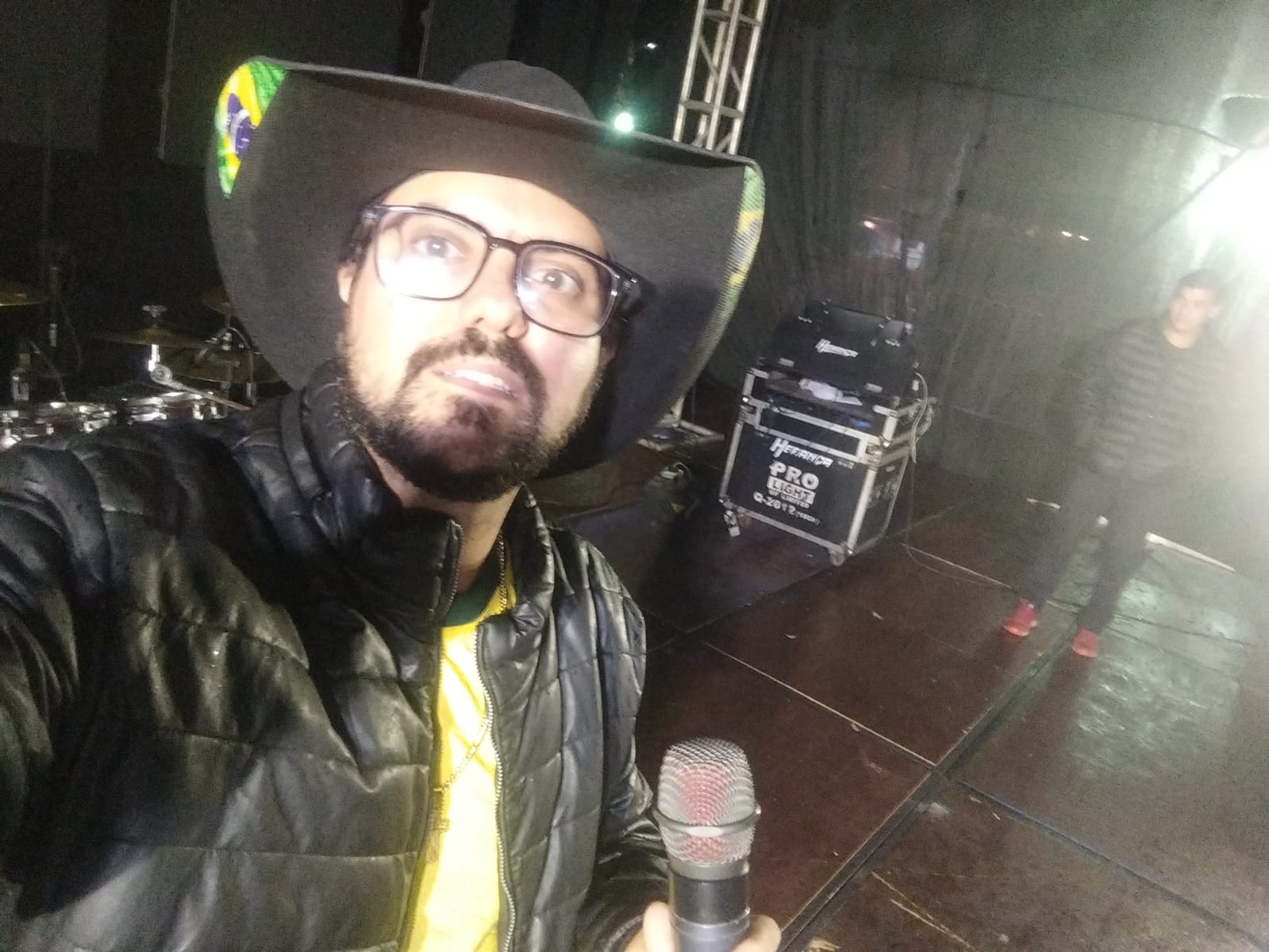 A História do Piá do Agro: Nascido em Maringá, Paraná, Matheusin Silva cresceu sendo criado pelo seu avô, que foi sua maior inspiração e exemplo de vida. Foi com ele que aprendeu valores como respeito, humildade, honestidade e a importância do trabalho. Desde cedo, desenvolveu uma forte ligação com o campo, com as tradições sertanejas e com o povo simples do interior.  A vida nunca foi feita apenas de momentos fáceis. Foram muitos desafios, aprendizados e obstáculos superados com determinação e fé. Mas cada dificuldade serviu para fortalecer ainda mais o sonho de construir uma história própria.  A grande virada aconteceu quando surgiu a oportunidade de ingressar na comunicação através da Terra Nativa FM. Foi ali que tudo começou. Um lugar que até hoje ocupa um espaço especial em seu coração e pelo qual carrega enorme gratidão.  Na emissora, encontrou pessoas que acreditaram em seu potencial e abriram portas importantes para sua caminhada. Entre elas, Marcos Vrenna, Simone Vrenna e, principalmente, Clésio Gonçalves, que lhe concedeu a primeira oportunidade nos microfones, dando início a uma trajetória que mudaria sua vida.  Com dedicação, autenticidade e muito amor pelo que faz, nasceu o personagem que hoje é conhecido em toda a região: Piá do Agro. Mais do que um nome, o Piá do Agro representa as raízes do interior, a força do homem do campo e o orgulho de carregar a cultura sertaneja por onde passa.  Atualmente vivendo em Mandaguari, Paraná, Matheusin segue construindo sua história dia após dia, participando de eventos, rodeios, shows e ações que valorizam o agro e a cultura regional. Sempre levando alegria, informação e entretenimento para o público, conquistou o respeito e o carinho de muitas pessoas.  O menino criado pelo avô em Maringá transformou-se em um comunicador apaixonado pelo que faz, sem jamais esquecer de suas origens e das pessoas que fizeram parte da sua caminhada.  E essa história está longe de terminar. Afinal, quando as raízes são fortes, os sonhos crescem e os horizontes se tornam infinitos.  Matheusin Silva – Piá do Agro "Orgulho de suas raízes, paixão pela comunicação e amor pelo agro."