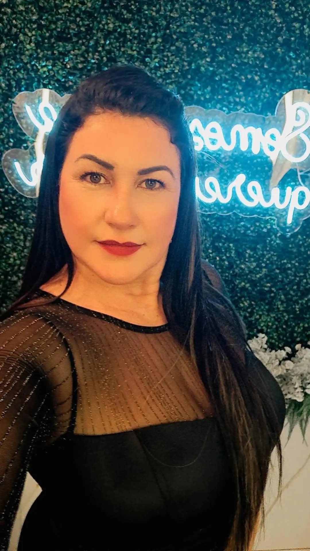 Quem está de aniversário hoje é Cristiana Homan Guimarães de São Pedro do Ivaí, Nesta data especial ela recebe com muito carinho os parabéns de familiares e amigos, nós da equipe do São Pedro Online desejamos também muitas felicidades, vida longa a você e que Deus lhe abençoe sempre 🎉🎉🎉